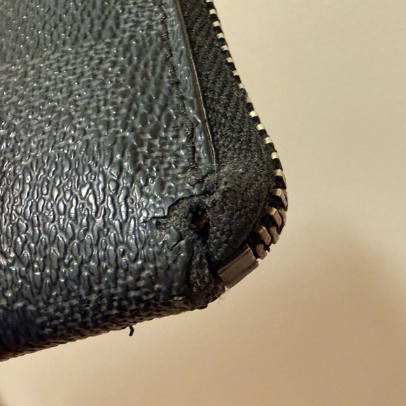 Authentic Louis Vuitton - Damier Graphite Zippy Wallet - Picture 8 of 16